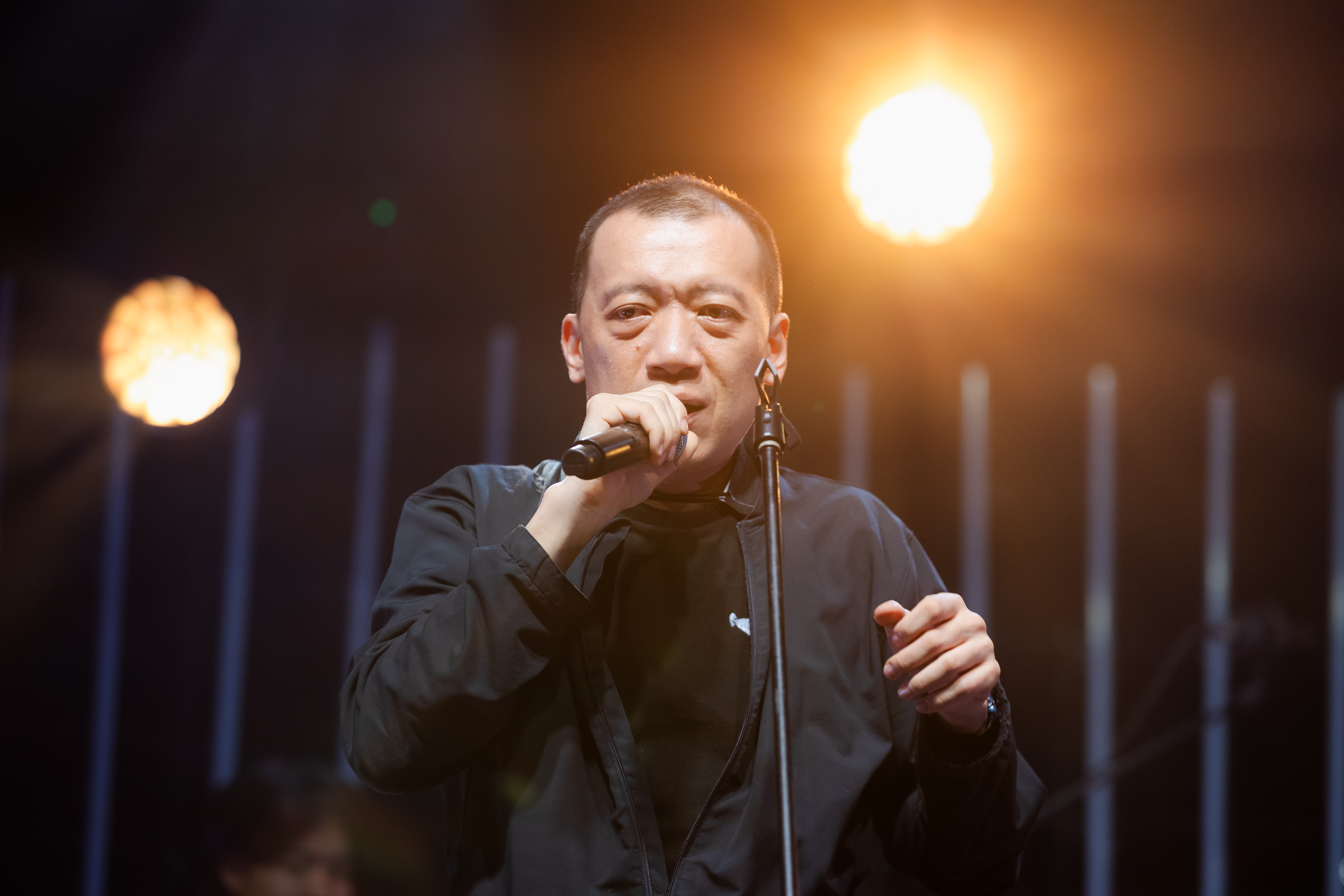 本文作者黃大旺，又名黑狼，跨界聲音與行動藝術家。