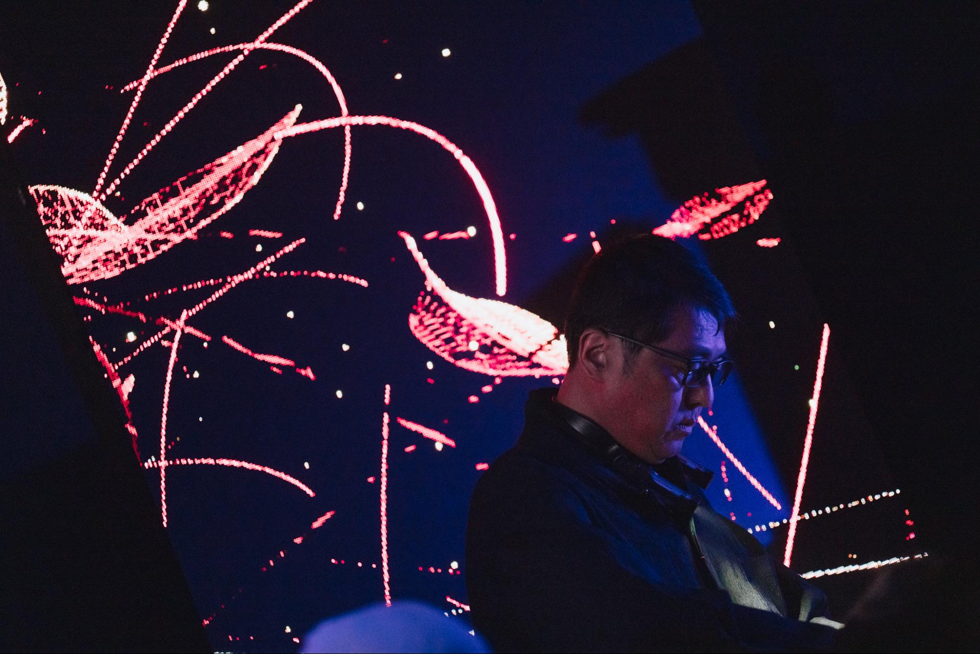 林強和 Luca 透過音樂和影像的巧妙結合，將開源與共創所帶來的生命力表現得淋漓盡致。照片：淬戀影像工作室攝影，開放文化基金會提供。CC BY 4.0 釋出。