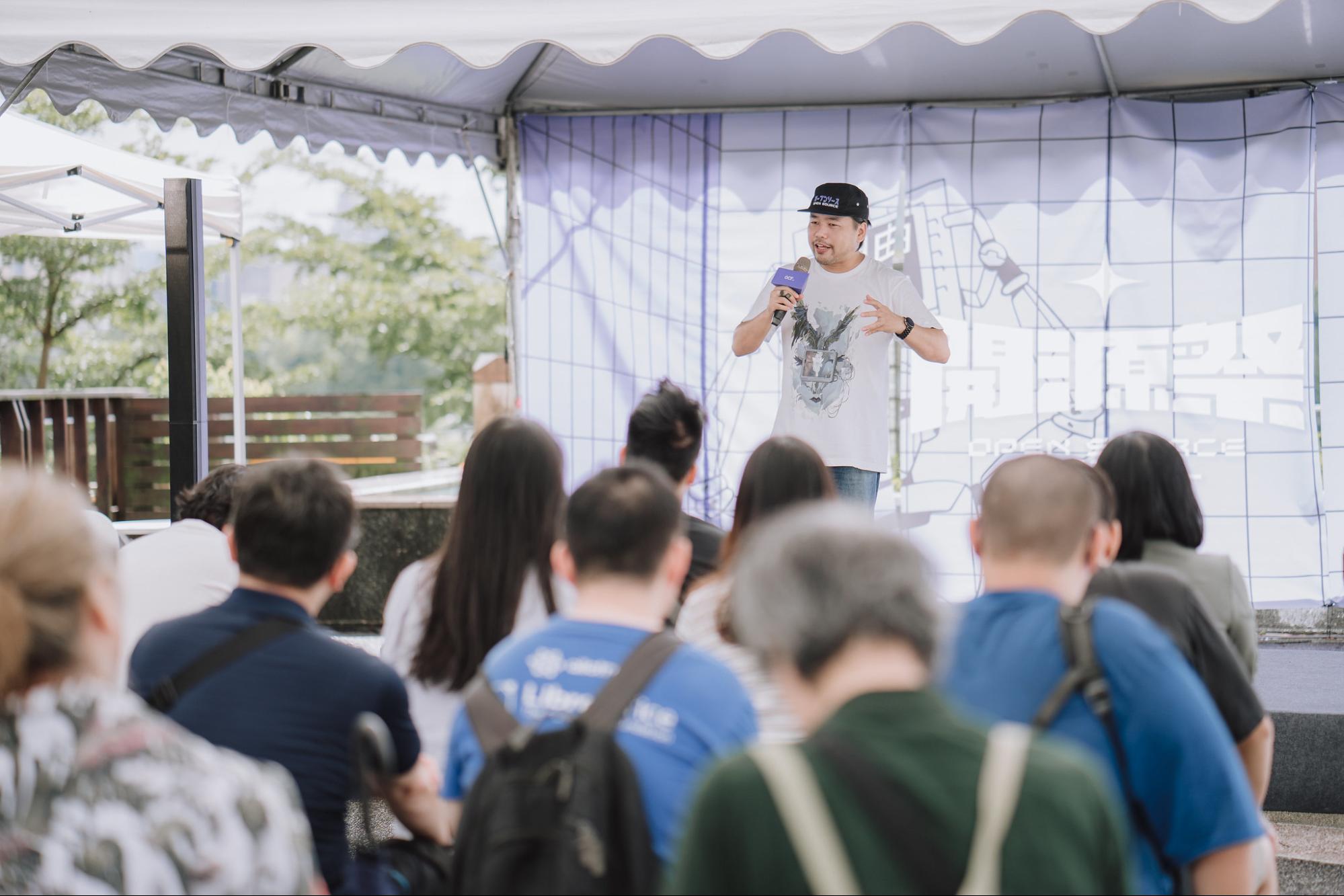 Bobchao 在開源祭的第一場演講，重要任務便是把開源的概念用簡單的理解方式讓民眾一秒就懂。照片：淬戀影像工作室攝影，開放文化基金會提供。CC BY 4.0 釋出。