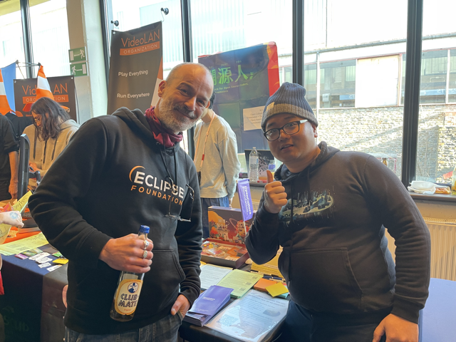 OCF 成員於 FOSDEM 與聯盟成員 Boris Baldassari 合照